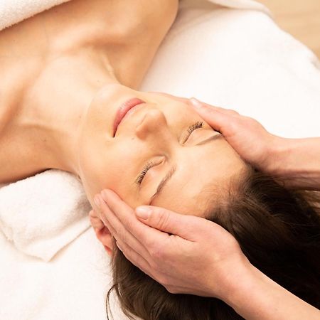 Solo Sokos Hotel Torni Хельсинки Экстерьер фото A woman receiving a facial massage