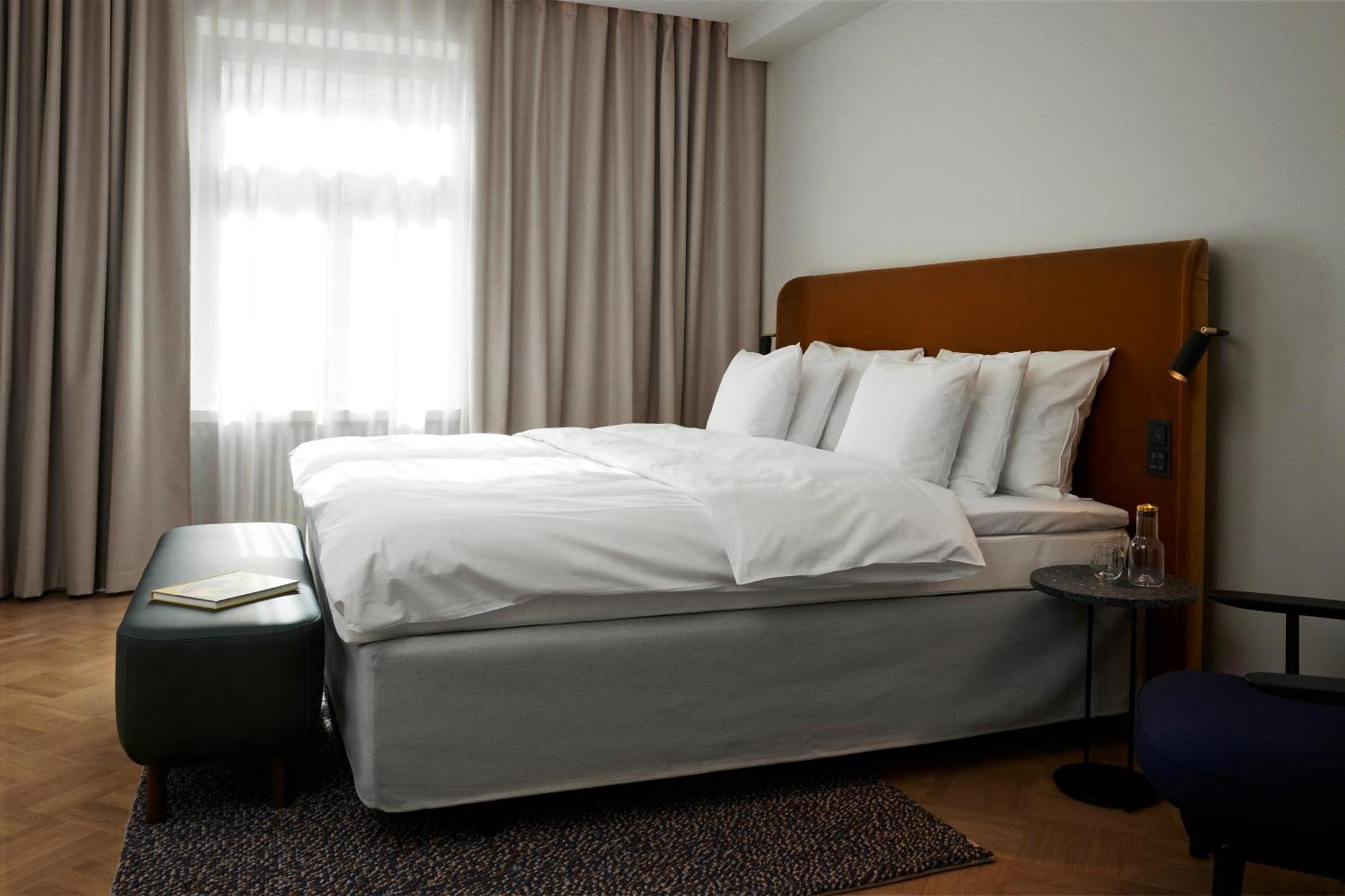 Solo Sokos Hotel Torni Хельсинки Экстерьер фото A bed with a bed skirt