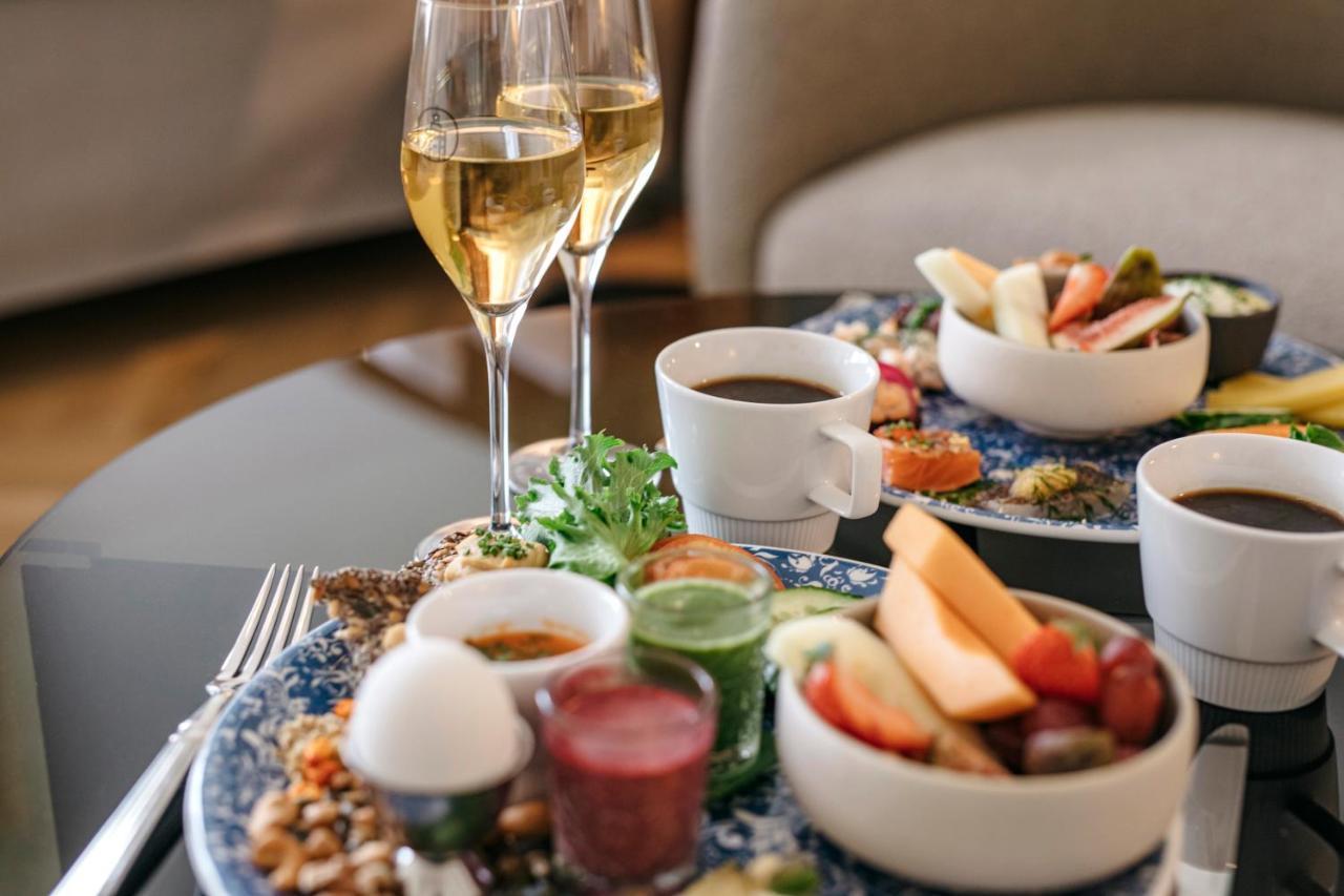 Solo Sokos Hotel Torni Хельсинки Экстерьер фото A glass of sparkling wine with a selection of finger food