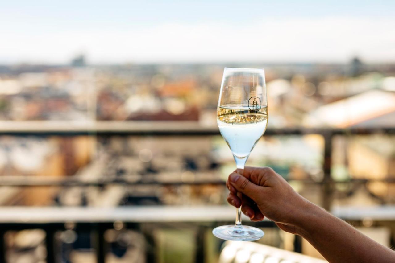 Solo Sokos Hotel Torni Хельсинки Экстерьер фото A glass of champagne