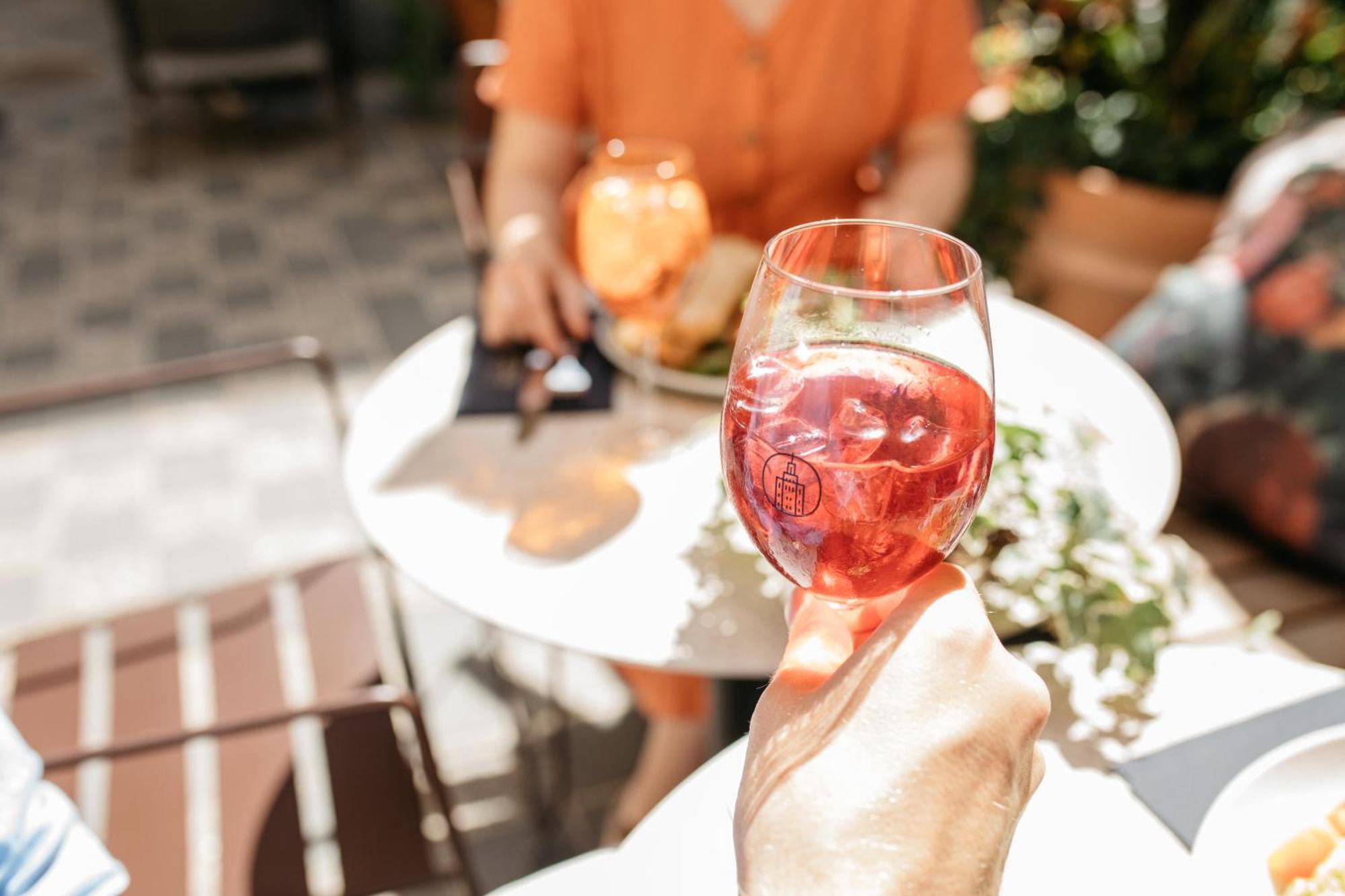 Solo Sokos Hotel Torni Хельсинки Экстерьер фото A glass of rosé wine