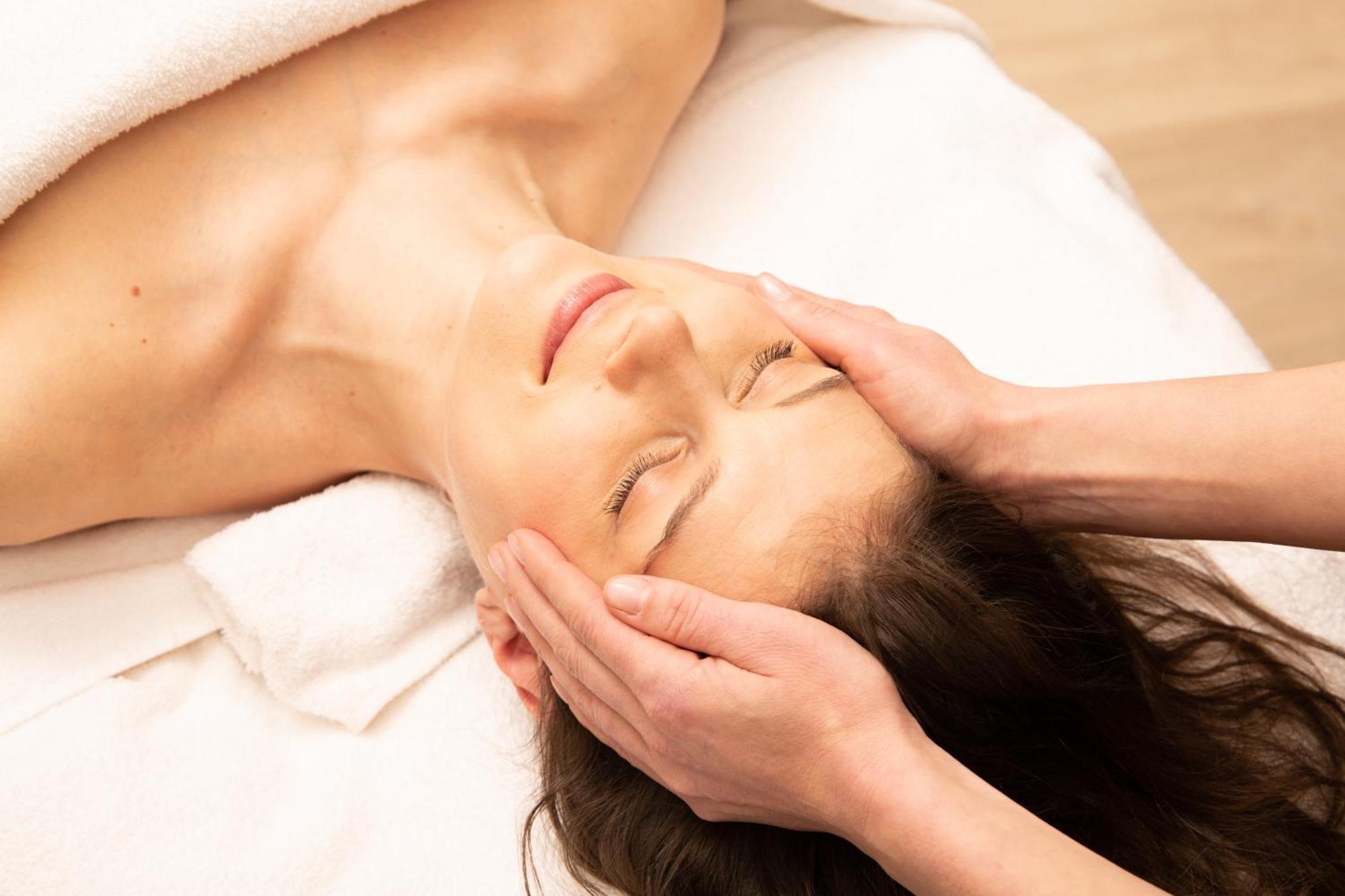 Solo Sokos Hotel Torni Хельсинки Экстерьер фото A woman receiving a facial massage